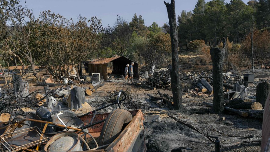 Incendie dans l'Aude : le feu ayant ravagé 16 000 hectares et causé un décès est désormais sous contrôle, selon les annonces de la préfecture.