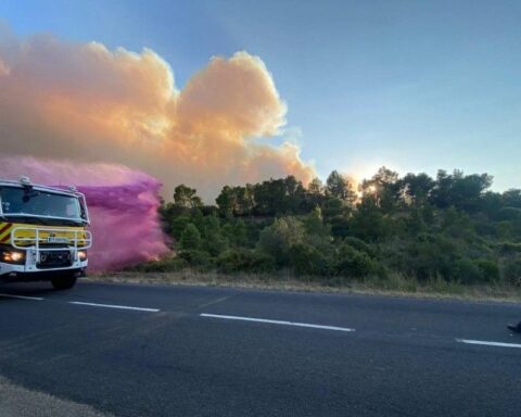 Incendie dans l’Aude : le méga feu perd de l’intensité mais progresse encore