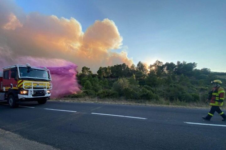 Incendie dans l’Aude : le méga feu perd de l’intensité mais progresse encore