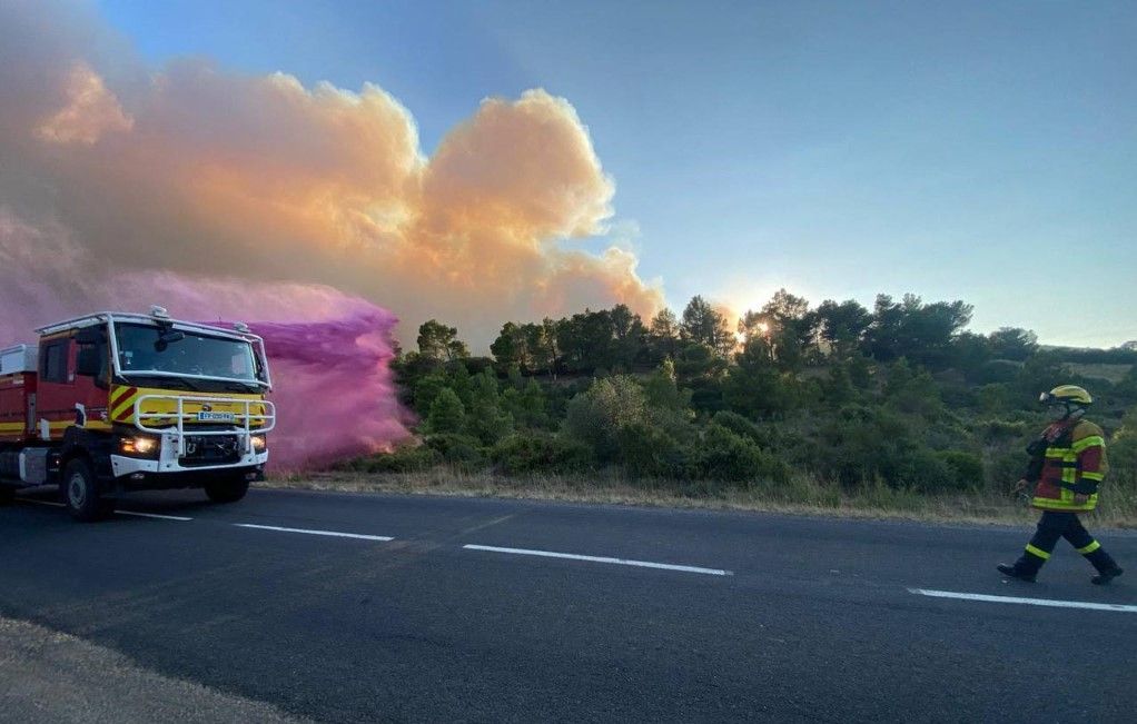Incendie dans l’Aude : le méga feu perd de l’intensité mais progresse encore