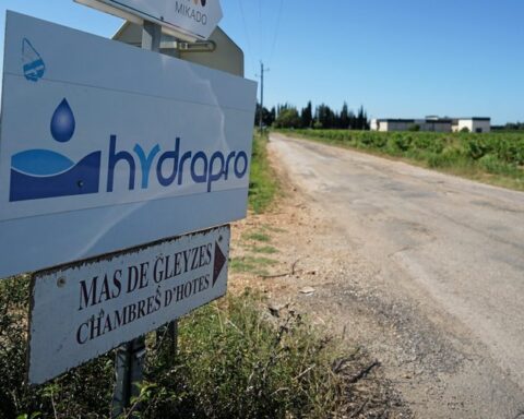 Incendie dans une usine Seveso : la population invitée à rester confinée en raison d'un nuage de chlore menaçant.