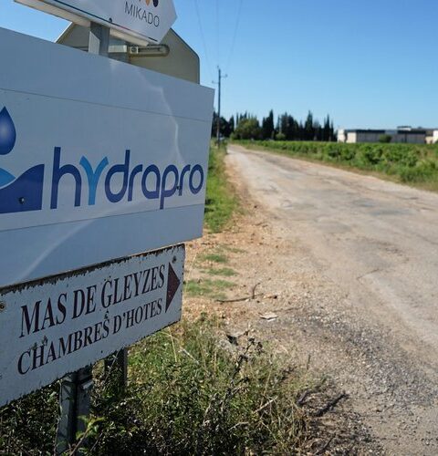 Incendie dans une usine Seveso : la population invitée à rester confinée en raison d'un nuage de chlore menaçant.