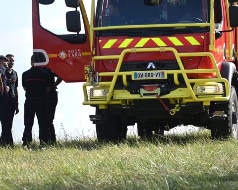 Incendie dans une usine Seveso : les résidents déconfinés après des analyses de toxicité jugées non significatives, le feu est éteint.