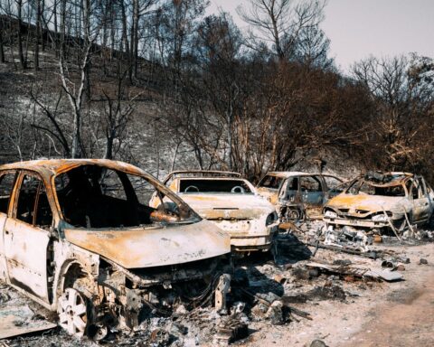 Incendie dévastateur dans l’Aude : enquête sur une origine criminelle possible