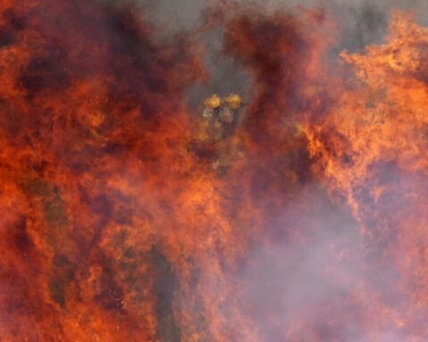 Incendies en Espagne : 3 morts et 10 700 évacuations, la France envoie des Canadair