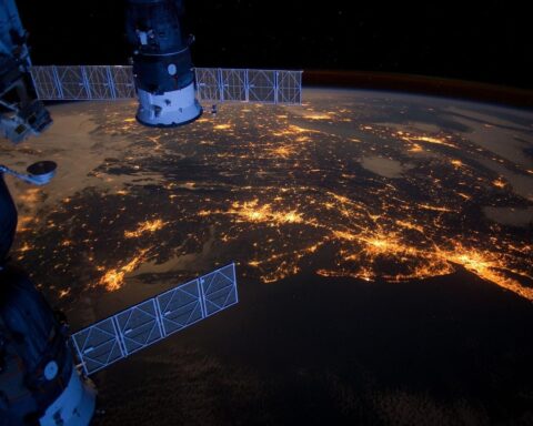 Internet par satellite : Amazon met en service son centième satellite, restant en retrait par rapport à Starlink.
