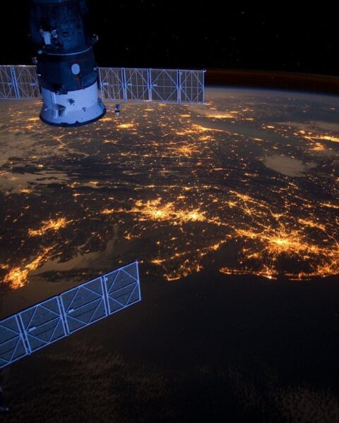 Internet par satellite : Amazon met en service son centième satellite, restant en retrait par rapport à Starlink.