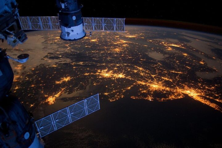 Internet par satellite : Amazon met en service son centième satellite, restant en retrait par rapport à Starlink.