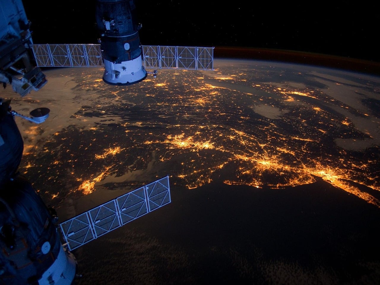 Internet par satellite : Amazon met en service son centième satellite, restant en retrait par rapport à Starlink.