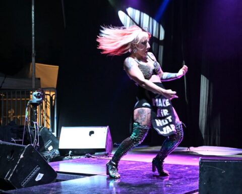 Kiosqnrock 2025 enflamme Mirande et Medusa Hendricks remporte le titre de championne de France d'air guitar.