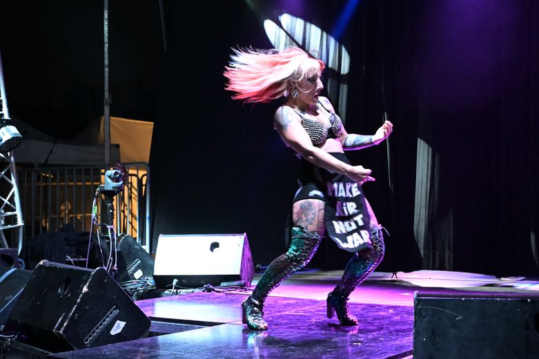 Kiosqnrock 2025 enflamme Mirande et Medusa Hendricks remporte le titre de championne de France d'air guitar.