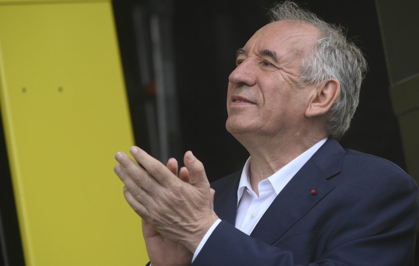 La stratégie de François Bayrou face à des défis budgétaires en pleine période estivale