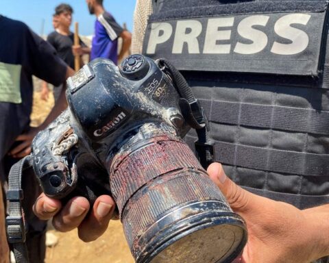 L’armée israélienne frappe l’hôpital Nasser à Khan Younès, causant 20 morts lors d’une double frappe