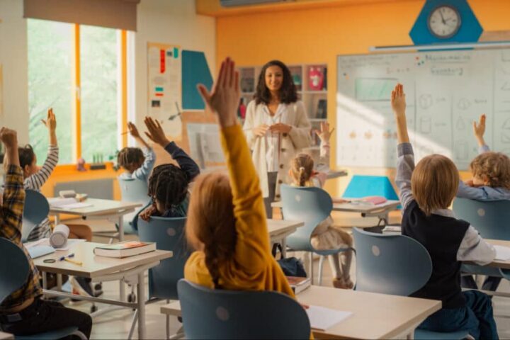 Le coût des fournitures scolaires diminue en France.