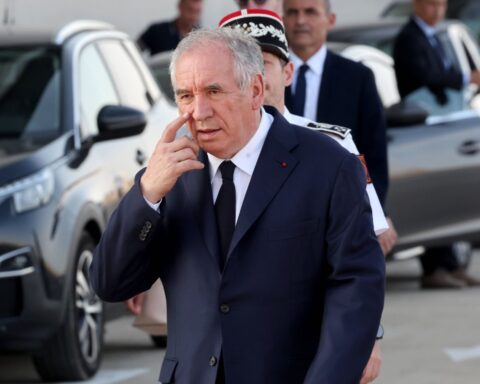 Le gouvernement invite les syndicats à engager des négociations concernant les deux jours fériés.