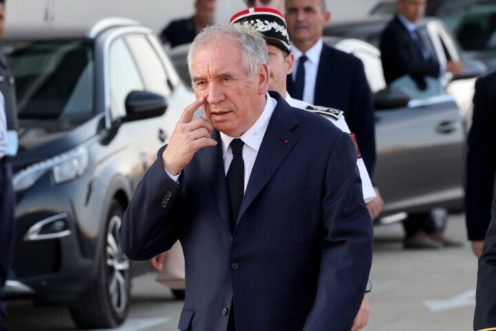 Le gouvernement invite les syndicats à engager des négociations concernant les deux jours fériés.
