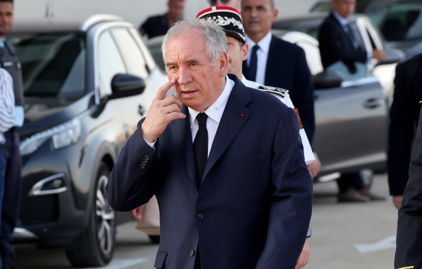 Le gouvernement invite les syndicats à engager des négociations concernant les deux jours fériés.