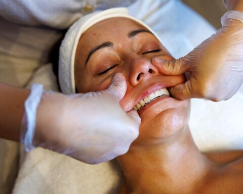 Le massage intrabuccal : technique de lifting naturel ou simple effet de mode ?