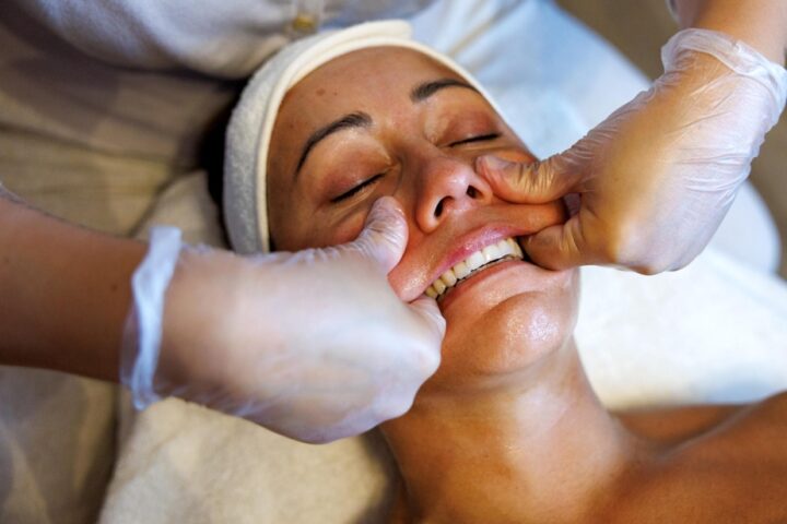 Le massage intrabuccal : technique de lifting naturel ou simple effet de mode ?