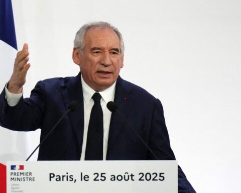 Le paiement des intérêts de la dette pourrait-il devenir le principal poste de dépense de l'État selon François Bayrou ?