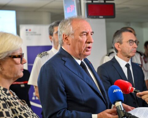 Le plan gouvernemental contre la fraude sociale suscite une vive controverse.