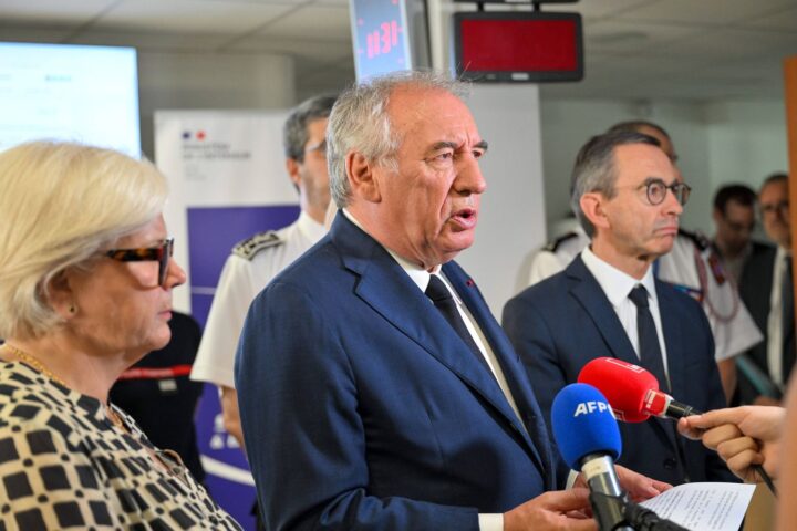 Le plan gouvernemental contre la fraude sociale suscite une vive controverse.