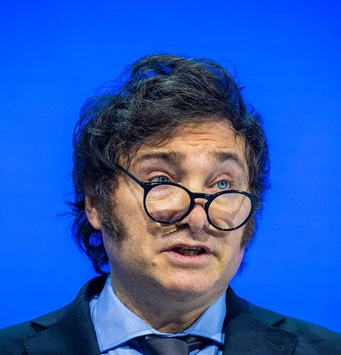 Le président argentin Javier Milei ciblé par des projectiles lors d'un événement de campagne à Buenos Aires