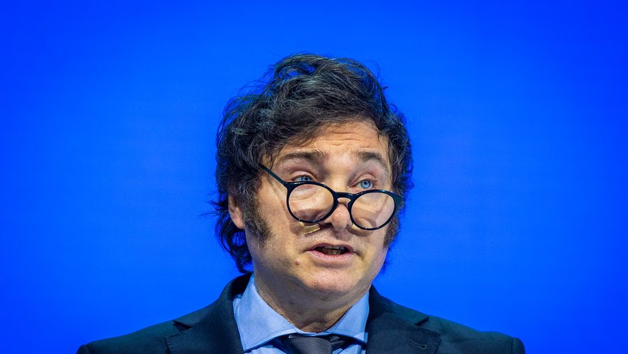 Le président argentin Javier Milei ciblé par des projectiles lors d'un événement de campagne à Buenos Aires