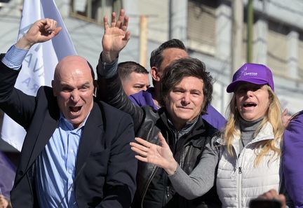 Le président argentin Javier Milei pris pour cible par des projectiles lors d'un rassemblement à Buenos Aires