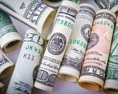 Le prix du DOGE baisse de 5 % tandis que des 'hauts plus bas' laissent prévoir de nouveaux reculs