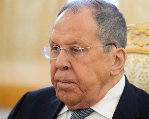 Le pull "URSS" de Sergueï Lavrov suscite une frénésie de mode mondiale, atteint 2 600 euros en revente