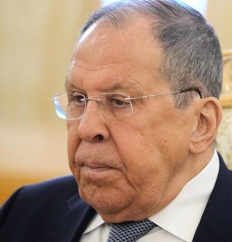 Le pull "URSS" de Sergueï Lavrov suscite une frénésie de mode mondiale, atteint 2 600 euros en revente