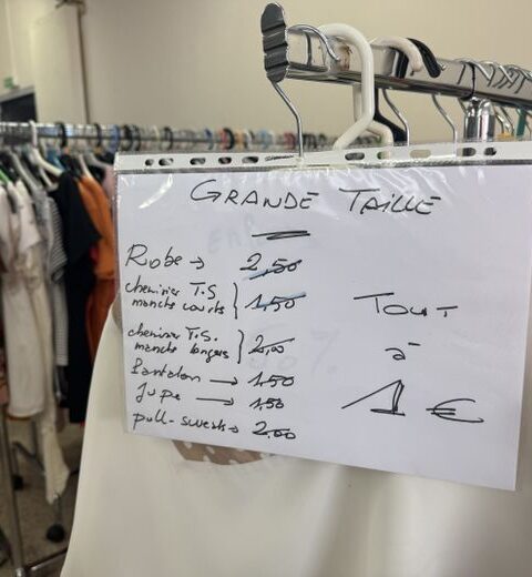 "Le Secours populaire d'Auch confronté à un afflux de dons de vêtements usagés après avoir transporté deux tonnes de linge"