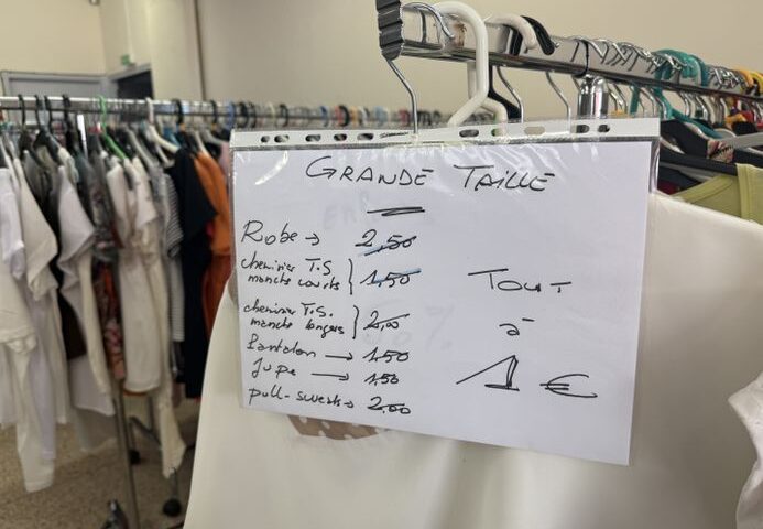 "Le Secours populaire d'Auch confronté à un afflux de dons de vêtements usagés après avoir transporté deux tonnes de linge"