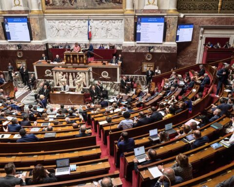 Les députés bénéficient-ils réellement de trop de vacances estivales ?