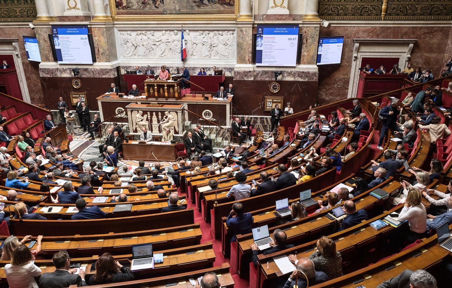 Les députés bénéficient-ils réellement de trop de vacances estivales ?
