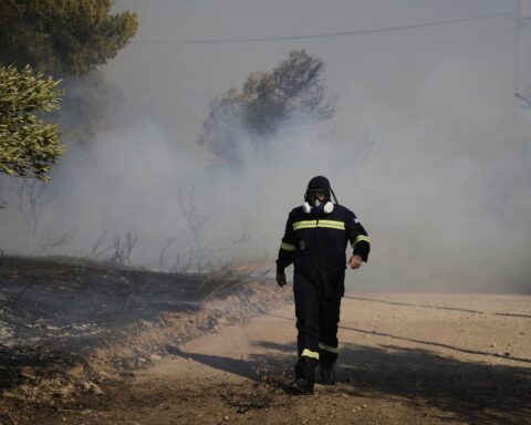 Les pompiers combattent un incendie près d’Athènes