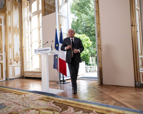 Les socialistes se déclarent « volontaires » pour Matignon si François Bayrou démissionne