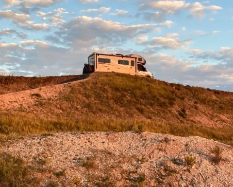 Licencié par l'IA, il passe d'un salaire doré à une vie en caravane.