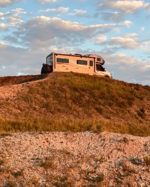 Licencié par l'IA, il passe d'un salaire doré à une vie en caravane.
