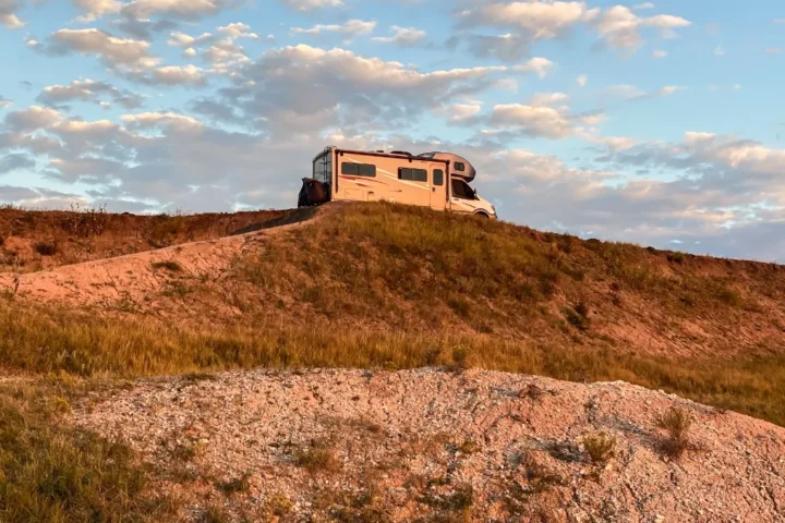 Licencié par l'IA, il passe d'un salaire doré à une vie en caravane.
