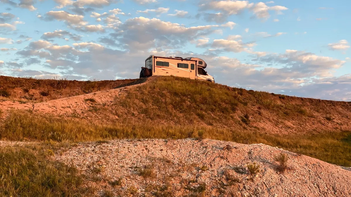 Licencié par l'IA, il passe d'un salaire doré à une vie en caravane.