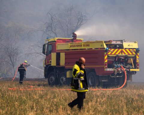 L'incendie dans l'Aude ne sera pas contrôlé avant dimanche soir