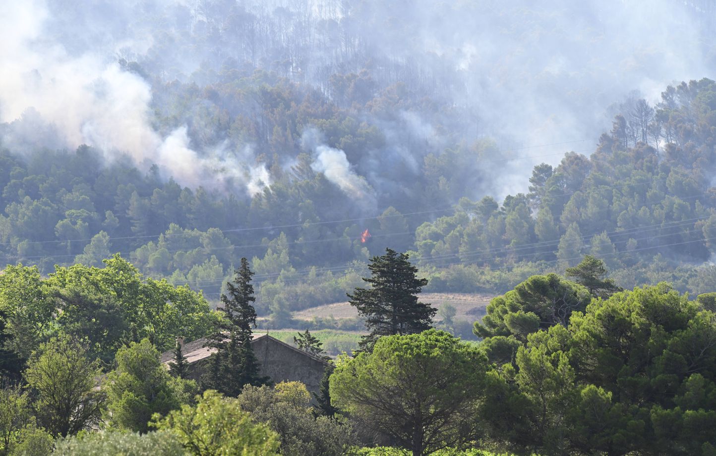 L'incendie géant de l'Aude vu à travers des images spectaculaires