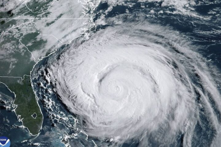 L'ouragan Erin cause des vagues gigantesques et des courants mortels sur la côte est des États-Unis