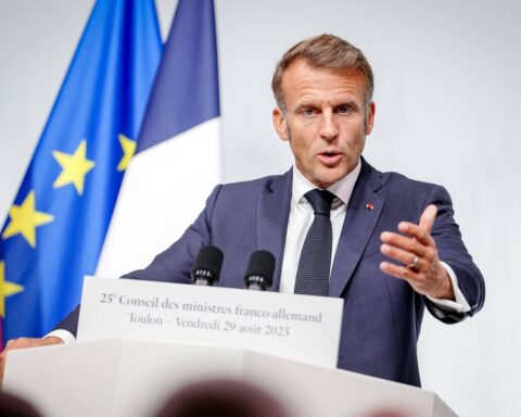 Macron affirme qu'il exercera son mandat jusqu'à la fin malgré la crise