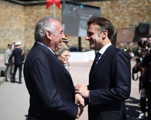 Macron exprime sa confiance en Bayrou pour diriger le gouvernement jusqu'en 2027