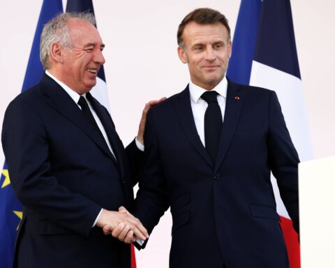 Macron face à une rentrée gouvernementale périlleuse avec Bayrou en position fragile