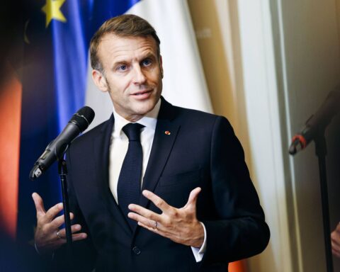 Macron promulguer la loi Duplomb sans réintroduction des néonicotinoïdes.