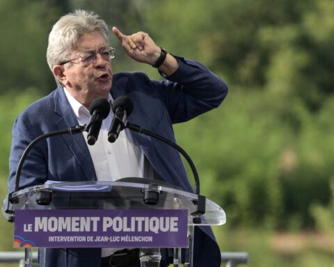 Mélenchon appelle à une journée de blocage national le 10 septembre en France